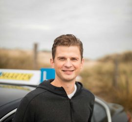 Maarten Janson bij zijn lesauto